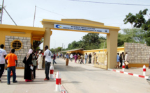 Des étudiants de Saint-Louis à Dakar ont assiégé la mairie, ce lundi.