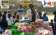 Abdou Guité Seck à l’arbre de Noel des enfants défavorisés de la Commune de Saint-Louis.(Communiqué)