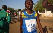 Clôture championnats militaires nationaux de cross:  le caporal Ndéye Sophie Sylla, de la Zone militaire N° 2, arrive en tête.