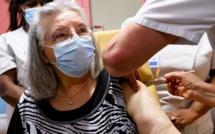 Covid-19: une Française de 78 ans a reçu la première dose de vaccin en France (journaliste AFP)