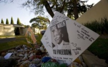 Mandela a passé une troisième nuit à l'hôpital, l'Afrique du Sud prie