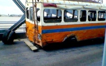 INSOLITE: En pleine circulation sur le pont Faidherbe, le car perd ses roues (Photo)