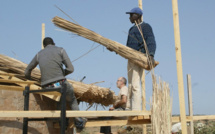 France: un chaumier exporte son savoir-faire à Saint-Louis.