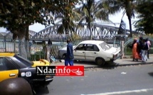 (Photos) Un taxi-clando « plonge » dans les jardins du Pont Faidherbe.