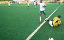 Insolite au stade Me Babacar SEYE : en plein match, un supporter s’introduit dans le jeu pour empêcher le but.