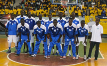 Le Recteur remet des jeux de maillots  aux équipes féminine et masculine de basket-ball de l’UGB, ce mercredi.