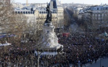 En direct - «Je suis Charlie», la place de la République noire de monde