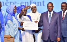 Macky Sall arrose les "Baadiénou Gokh" de billets de banque