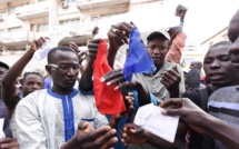 Charlie Hebdo: au moins un millier de manifestants à Dakar, drapeau français brûlé