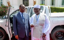 Macky Sall offre des véhicules à des chefs de village