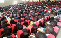 VIDÉO ET PHOTOS - Mary Teuw NIANE à l'UGB: l'auditorium du Campus 2 affiche le comble.