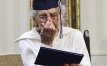 Les larmes de joie de Margaret, 97 ans, enfin diplômée.